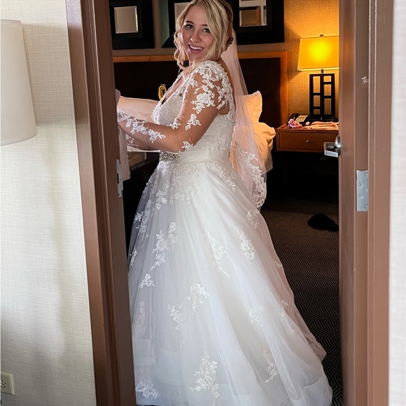 Essense of Australia D216 white in size 14